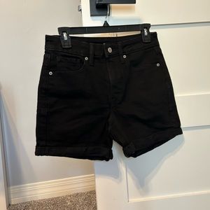 Black jean shorts from old navy!! High rise OG straight in a size 4! Worn once!!